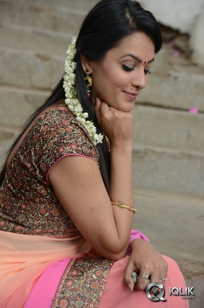 Anita-at-Manalo-Okadu-Movie-Opening